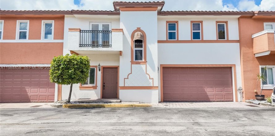 Adosado en West Miami, Florida 3 dormitorios, 161.19 m2 № 2045905