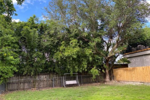 House in Miami, Florida 2 bedrooms, 80.27 sq.m. № 1946785 - photo 16