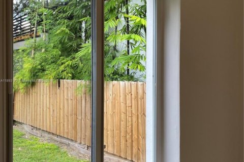 House in Miami, Florida 2 bedrooms, 80.27 sq.m. № 1946785 - photo 11