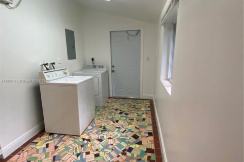 House in Miami, Florida 2 bedrooms, 80.27 sq.m. № 1946785 - photo 12