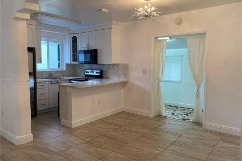 House in Miami, Florida 2 bedrooms, 80.27 sq.m. № 1946785 - photo 5