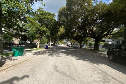 House in Miami, Florida 2 bedrooms, 80.27 sq.m. № 1946785 - photo 17