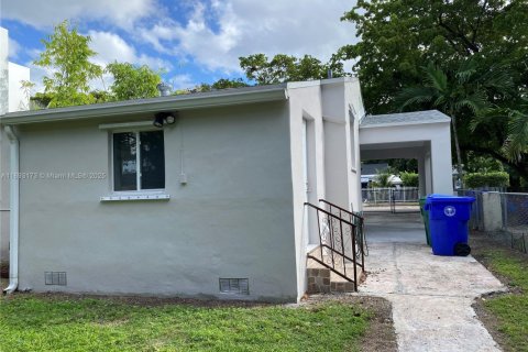 House in Miami, Florida 2 bedrooms, 80.27 sq.m. № 1946785 - photo 15