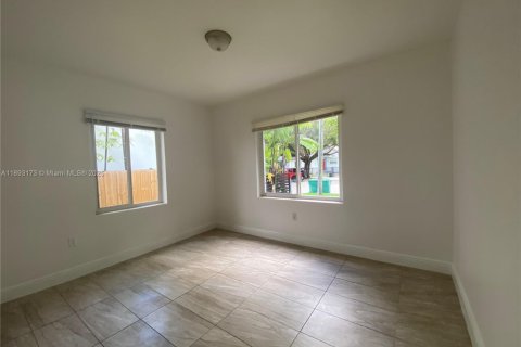 House in Miami, Florida 2 bedrooms, 80.27 sq.m. № 1946785 - photo 10