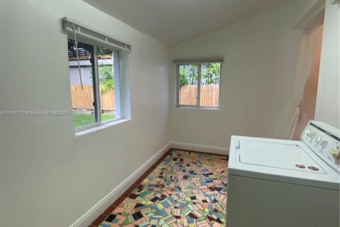 House in Miami, Florida 2 bedrooms, 80.27 sq.m. № 1946785 - photo 13