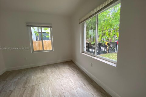 House in Miami, Florida 2 bedrooms, 80.27 sq.m. № 1946785 - photo 6