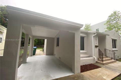 Villa ou maison à louer à Miami, Floride: 2 chambres, 80.27 m2 № 1946785 - photo 2