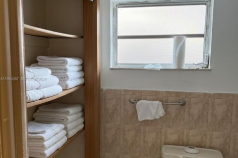 House in Hialeah, Florida 3 bedrooms, 264.59 sq.m. № 2000867 - photo 30