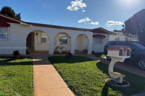 House in Hialeah, Florida 3 bedrooms, 264.59 sq.m. № 2000867 - photo 4