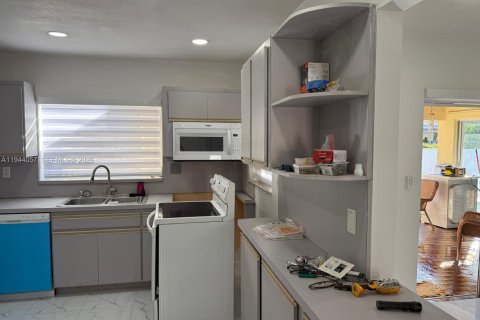 House in Hialeah, Florida 3 bedrooms, 264.59 sq.m. № 2000867 - photo 16