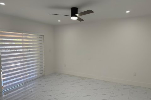 House in Hialeah, Florida 3 bedrooms, 264.59 sq.m. № 2000867 - photo 9