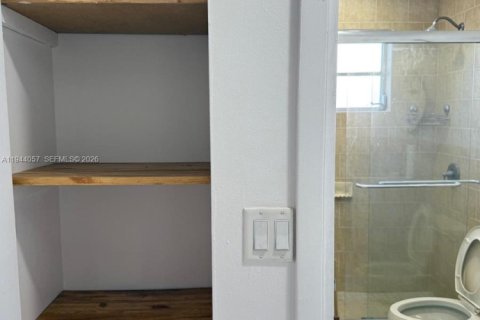 House in Hialeah, Florida 3 bedrooms, 264.59 sq.m. № 2000867 - photo 25