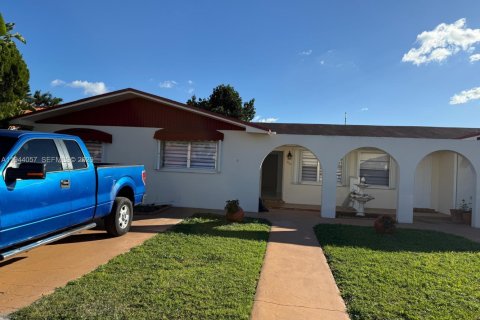 House in Hialeah, Florida 3 bedrooms, 264.59 sq.m. № 2000867 - photo 3