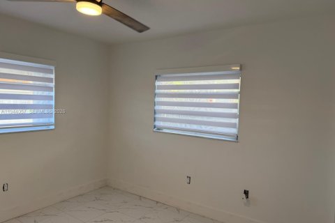 House in Hialeah, Florida 3 bedrooms, 264.59 sq.m. № 2000867 - photo 20