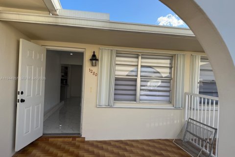House in Hialeah, Florida 3 bedrooms, 264.59 sq.m. № 2000867 - photo 5