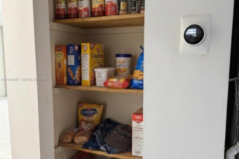 House in Hialeah, Florida 3 bedrooms, 264.59 sq.m. № 2000867 - photo 29