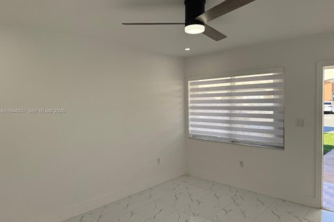 House in Hialeah, Florida 3 bedrooms, 264.59 sq.m. № 2000867 - photo 7
