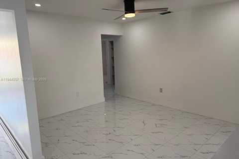 House in Hialeah, Florida 3 bedrooms, 264.59 sq.m. № 2000867 - photo 14