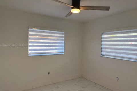 House in Hialeah, Florida 3 bedrooms, 264.59 sq.m. № 2000867 - photo 21