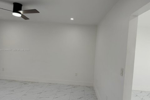 House in Hialeah, Florida 3 bedrooms, 264.59 sq.m. № 2000867 - photo 10