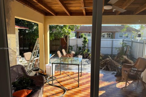 House in Hialeah, Florida 3 bedrooms, 264.59 sq.m. № 2000867 - photo 12