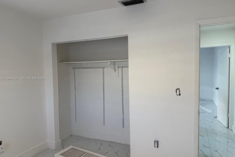 House in Hialeah, Florida 3 bedrooms, 264.59 sq.m. № 2000867 - photo 22
