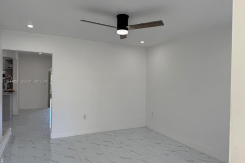 House in Hialeah, Florida 3 bedrooms, 264.59 sq.m. № 2000867 - photo 6