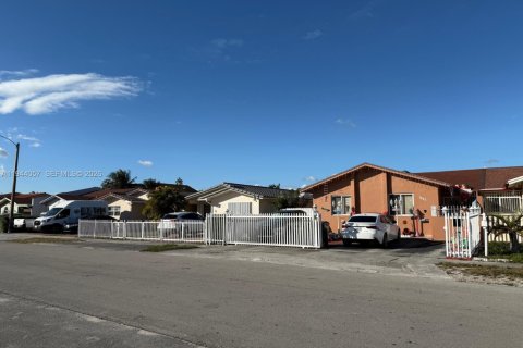 House in Hialeah, Florida 3 bedrooms, 264.59 sq.m. № 2000867 - photo 2