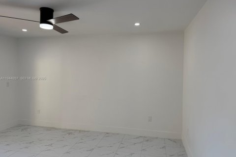 House in Hialeah, Florida 3 bedrooms, 264.59 sq.m. № 2000867 - photo 8