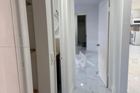 House in Hialeah, Florida 3 bedrooms, 264.59 sq.m. № 2000867 - photo 23