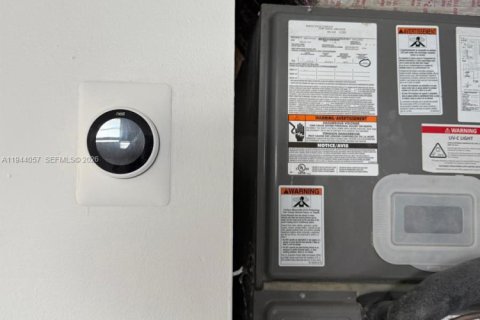 House in Hialeah, Florida 3 bedrooms, 264.59 sq.m. № 2000867 - photo 27