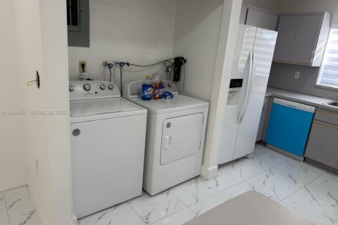 House in Hialeah, Florida 3 bedrooms, 264.59 sq.m. № 2000867 - photo 15