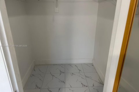 House in Hialeah, Florida 3 bedrooms, 264.59 sq.m. № 2000867 - photo 19