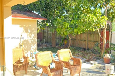 House in Hialeah, Florida 3 bedrooms, 264.59 sq.m. № 2000867 - photo 28