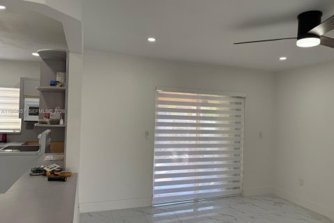 House in Hialeah, Florida 3 bedrooms, 264.59 sq.m. № 2000867 - photo 11