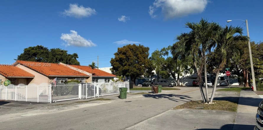 House in Hialeah, Florida 3 bedrooms, 264.59 sq.m. № 2000867