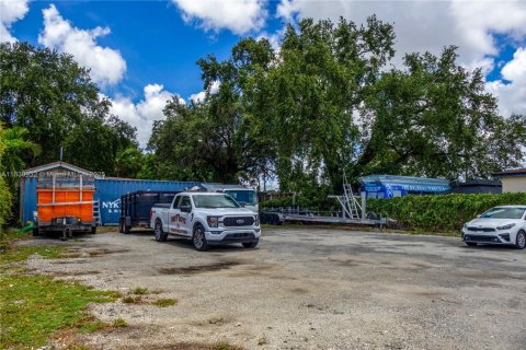 Commercial property in Miami, Florida № 1830874 - photo 4