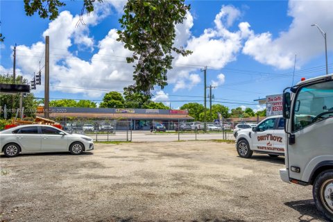 Commercial property in Miami, Florida № 1830874 - photo 2
