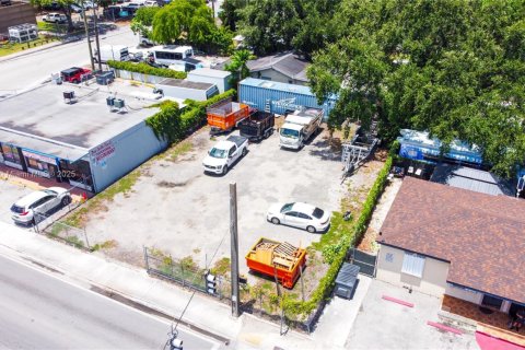 Commercial property in Miami, Florida № 1830874 - photo 1