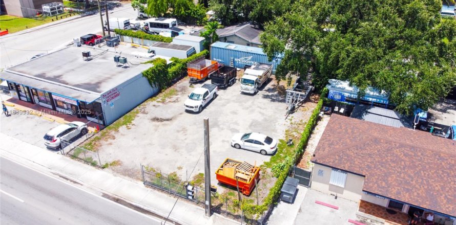 Commercial property in Miami, Florida № 1830874
