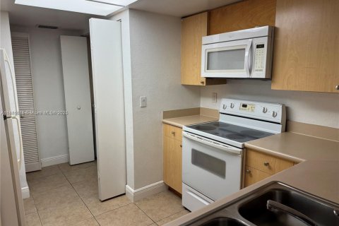 Condo in Coral Springs, Florida, 2 bedrooms  № 1844055 - photo 9