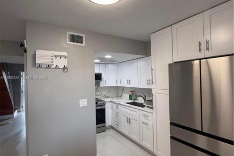 Купить кондоминиум в Хайалиа, Флорида 3 спальни, 95.69м2, № 2035070 - фото 2