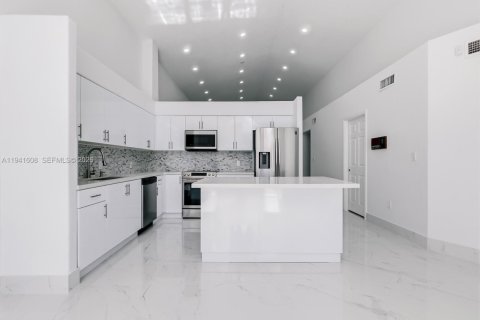 Villa ou maison à louer à Miami Lakes, Floride: 5 chambres, 228.91 m2 № 1998904 - photo 2