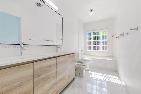 Villa ou maison à louer à Miami Lakes, Floride: 5 chambres, 228.91 m2 № 1998904 - photo 9