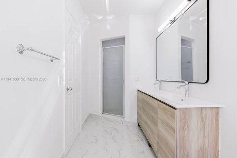Villa ou maison à louer à Miami Lakes, Floride: 5 chambres, 228.91 m2 № 1998904 - photo 8