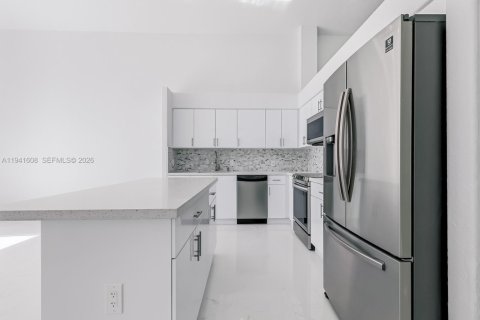 Villa ou maison à louer à Miami Lakes, Floride: 5 chambres, 228.91 m2 № 1998904 - photo 3