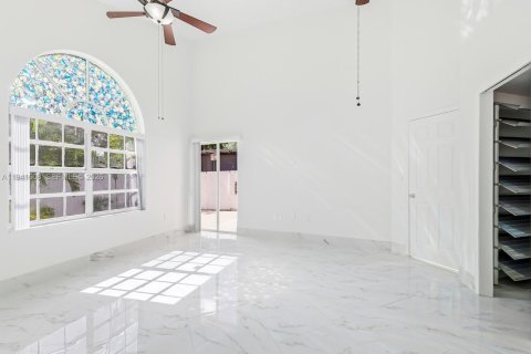 Villa ou maison à louer à Miami Lakes, Floride: 5 chambres, 228.91 m2 № 1998904 - photo 6