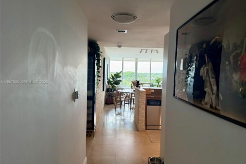 Condo in Miami Beach, Florida, 2 bedrooms  № 2020810 - photo 13
