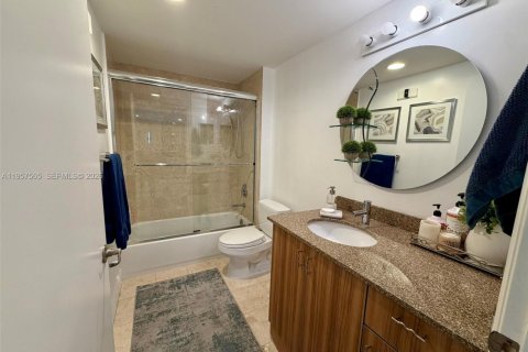 Condo in Miami Beach, Florida, 2 bedrooms  № 2020810 - photo 12