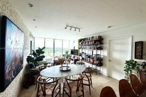 Condo in Miami Beach, Florida, 2 bedrooms  № 2020810 - photo 2